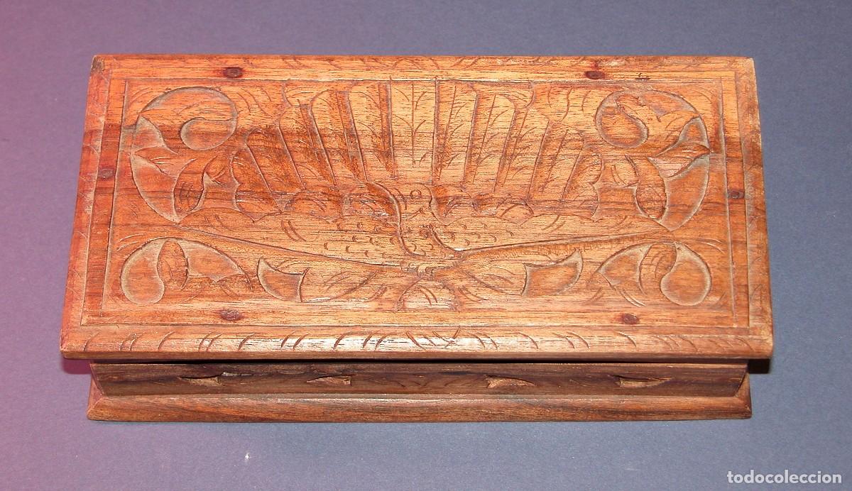 Antig&uuml;edades: CAJA DE MADERA DECORADA CON RELIEVES. - Foto 1