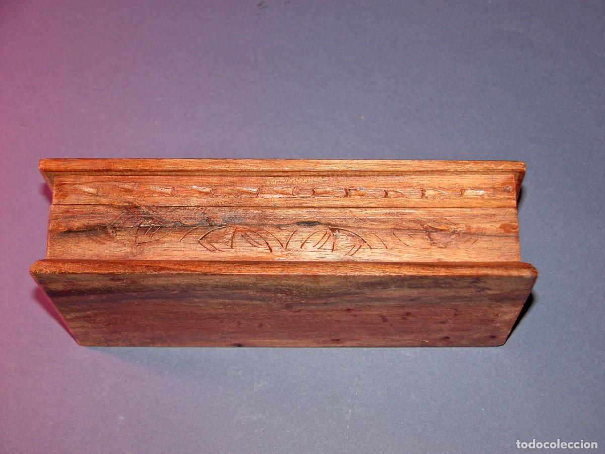Antig&uuml;edades: CAJA DE MADERA DECORADA CON RELIEVES. - Foto 2