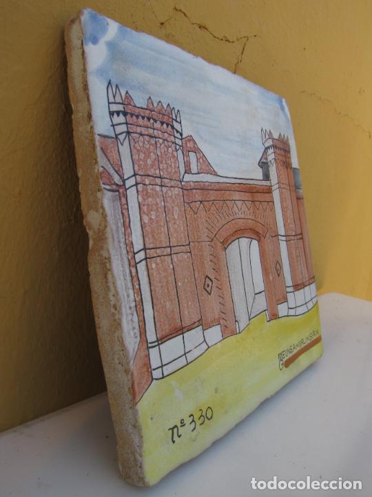 Antig&uuml;edades: 63.- Azulejo de manises. Puerta de Valencia . Eunea Merlin Gerin - Foto 2