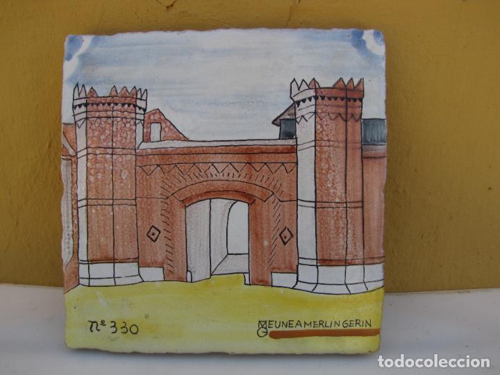 Antig&uuml;edades: 63.- Azulejo de manises. Puerta de Valencia . Eunea Merlin Gerin - Foto 1