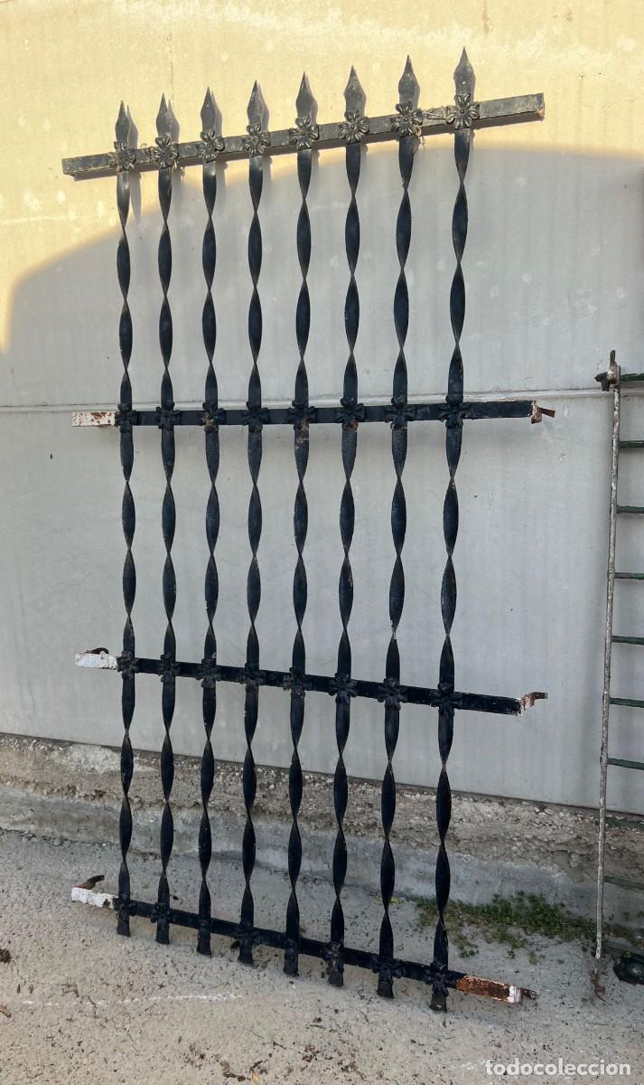 Antiguidades: Bonita reja hecha a fragua, torneada y con adornos en flores