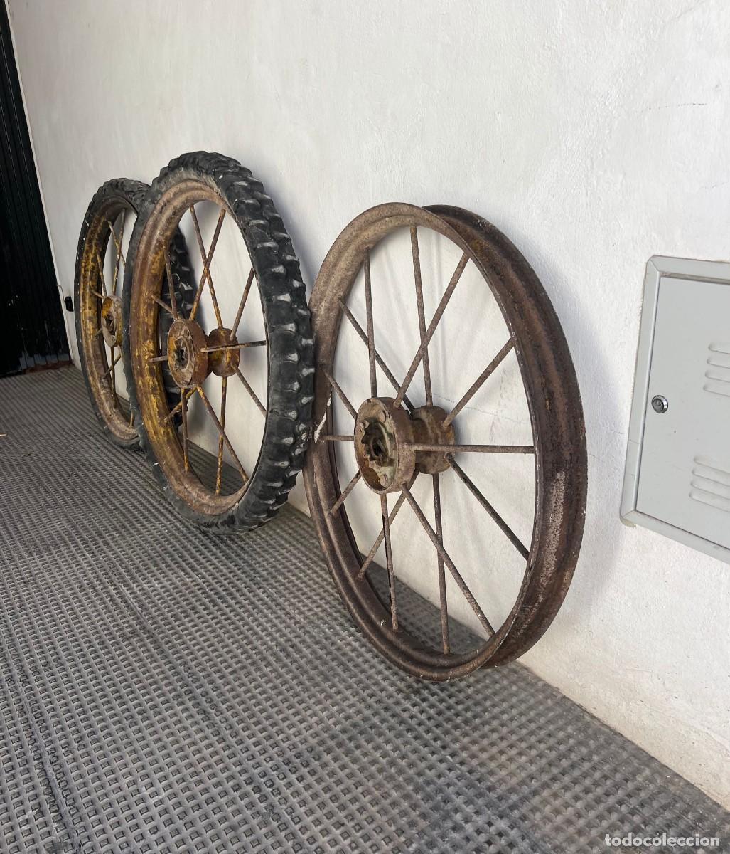 Antiguidades: 3Ruedas de carro en hierro.
