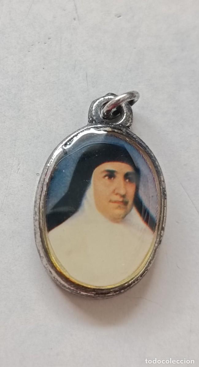 Antig&uuml;edades: Medalla Venerable Madre Carmen - Foto 1