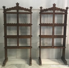 2 estanterias gemelas de madera tallada maciza