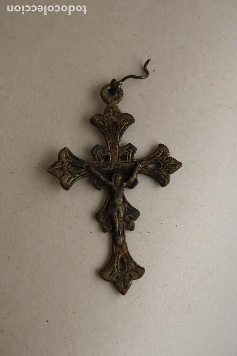 Antig&uuml;edades: cruz de metal plateado - Foto 2
