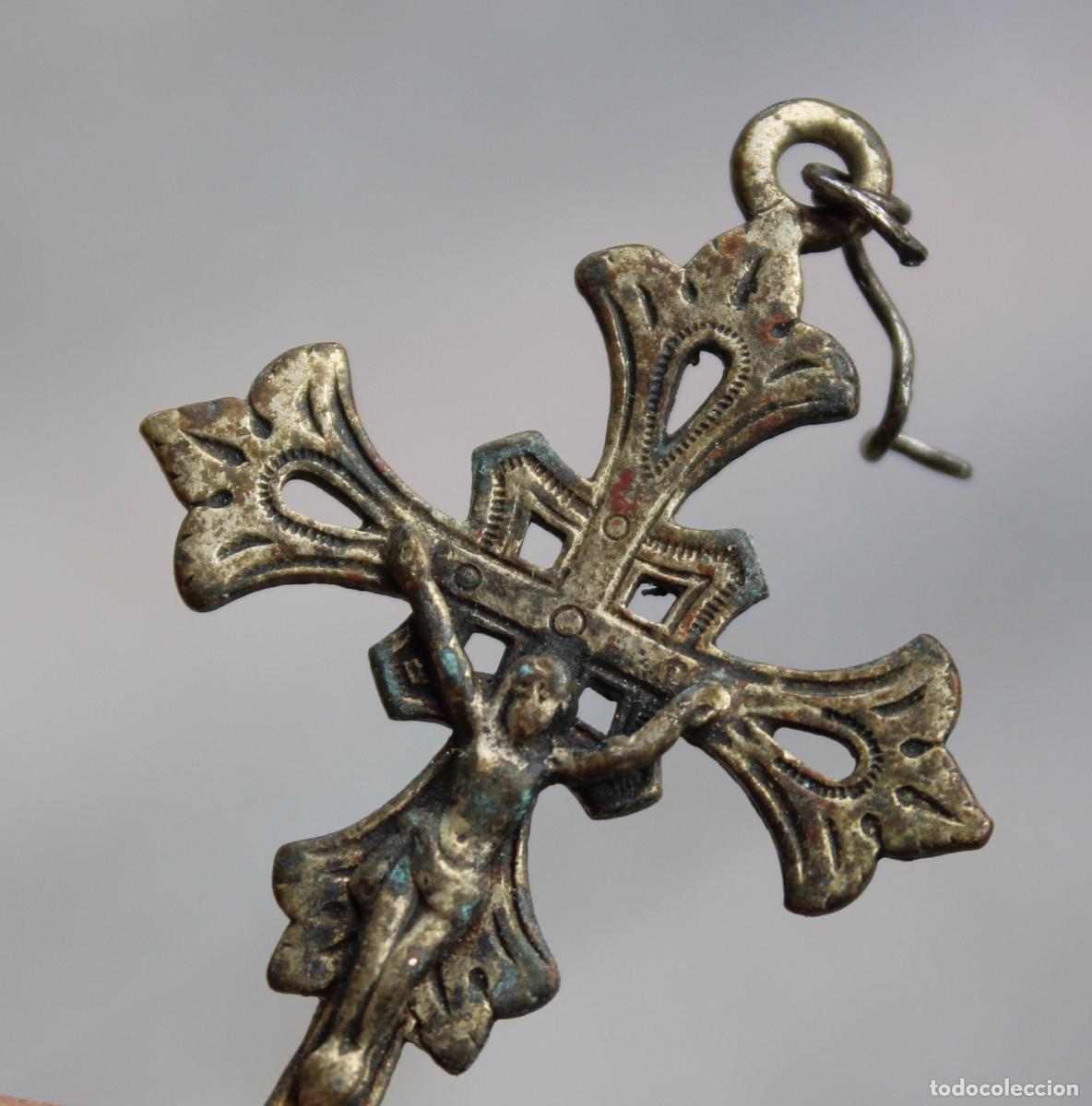 Antig&uuml;edades: cruz de metal plateado - Foto 1