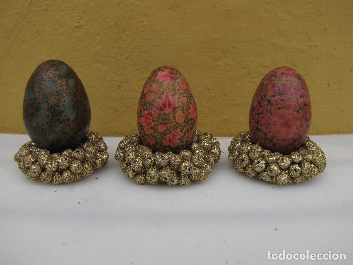 Antig&uuml;edades: 67.- 3 huevos de pascua de madera antiguos. Decorados a mano con soportes