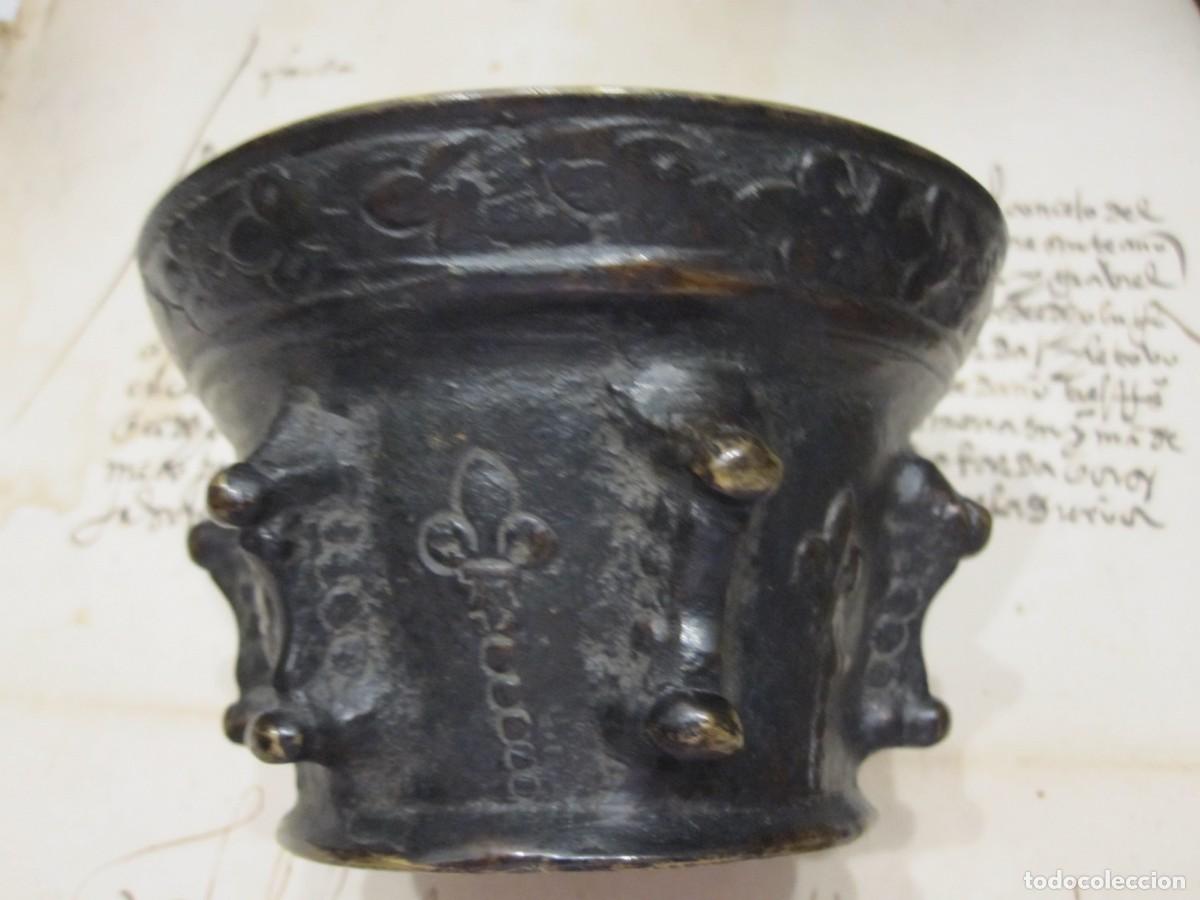 Antig&uuml;edades: PEQUE&Ntilde;O MORTERO CON DECORACION DE COSTILLAS Y FLORES DE LIS. SIGLO XVI