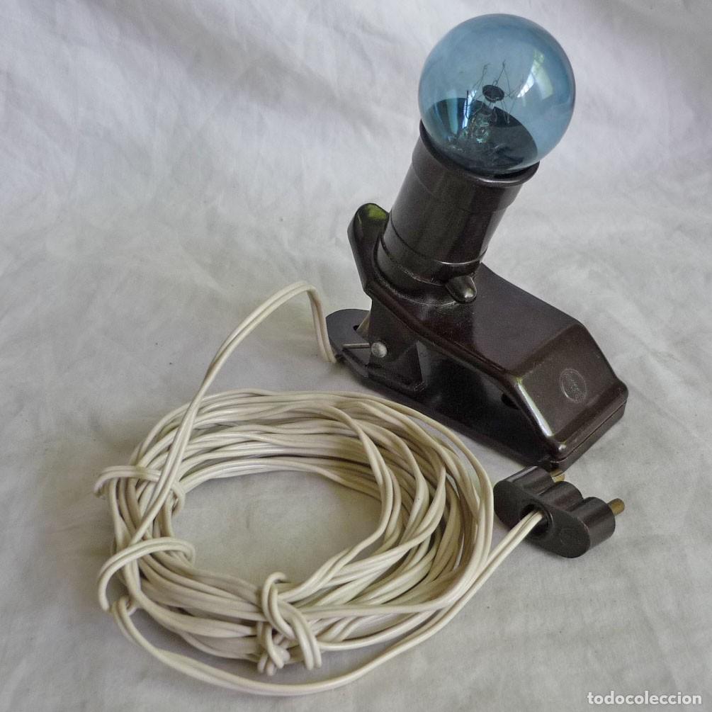 Antig&uuml;edades: L&aacute;mpara de baquelita de pinza con interruptor, funcionando - Foto 1