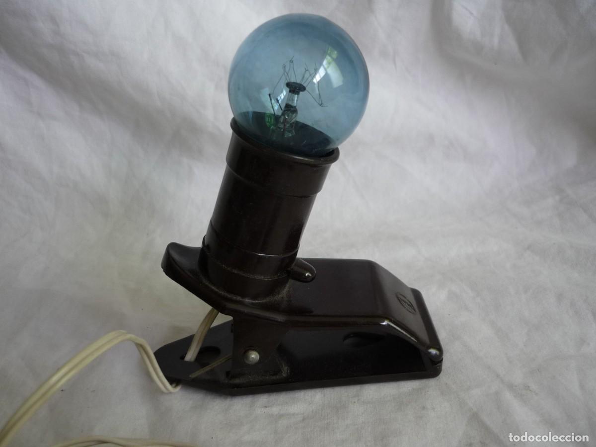 Antig&uuml;edades: L&aacute;mpara de baquelita de pinza con interruptor, funcionando - Foto 2