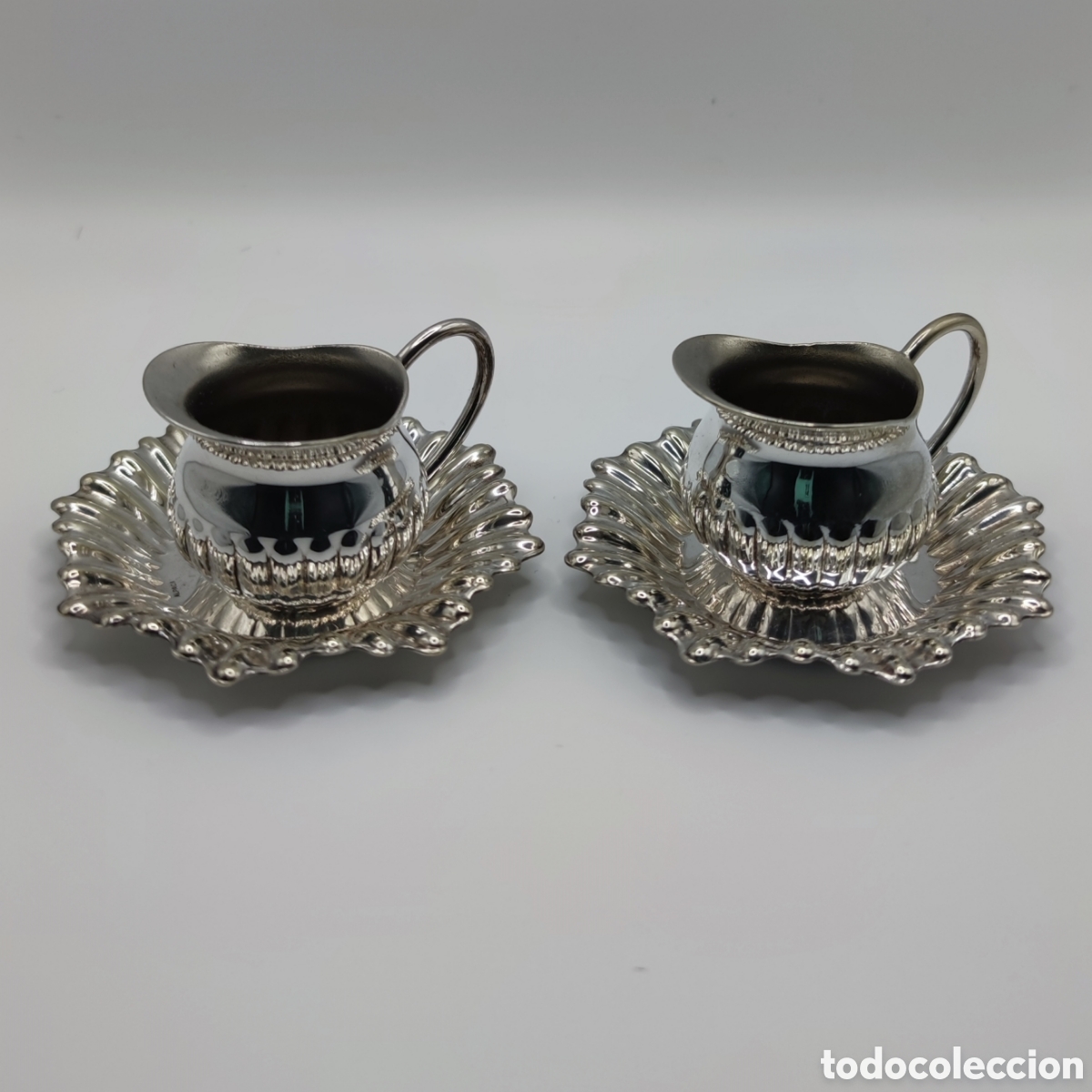 Antig&uuml;edades: Jarritas lechera y platillo en Alpaca - Foto 1