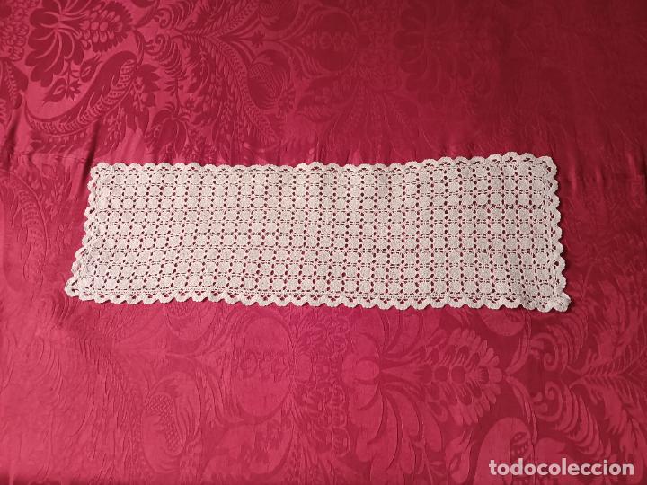 Antig&uuml;edades: Tapete troquelado blanco s&iacute;mil ganchillo antiguo cuadrante camino de mesa rectangular - Foto 1