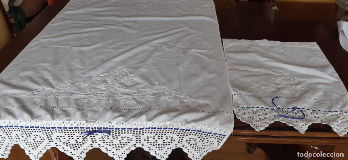 Antiguidades: CONJUNTO DE DOS TOALLAS DE ALGOD&Oacute;N BORDADAS CON CROCHET.