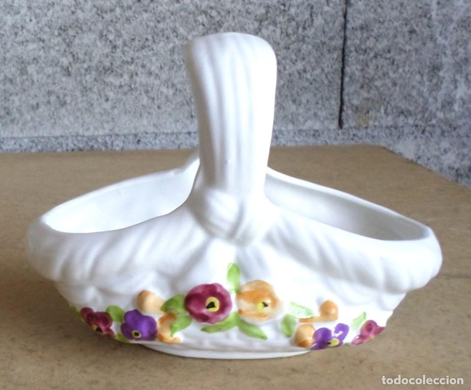 Antig&uuml;edades: Cesta cer&aacute;mica con flores - Foto 1