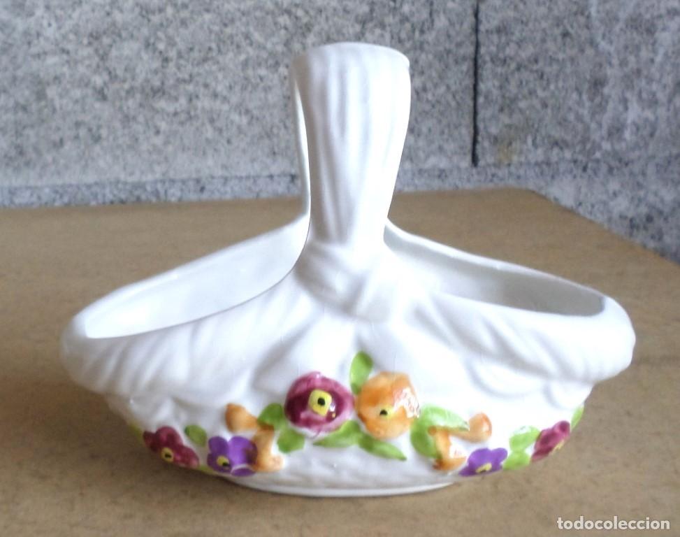 Antig&uuml;edades: Cesta cer&aacute;mica con flores - Foto 2
