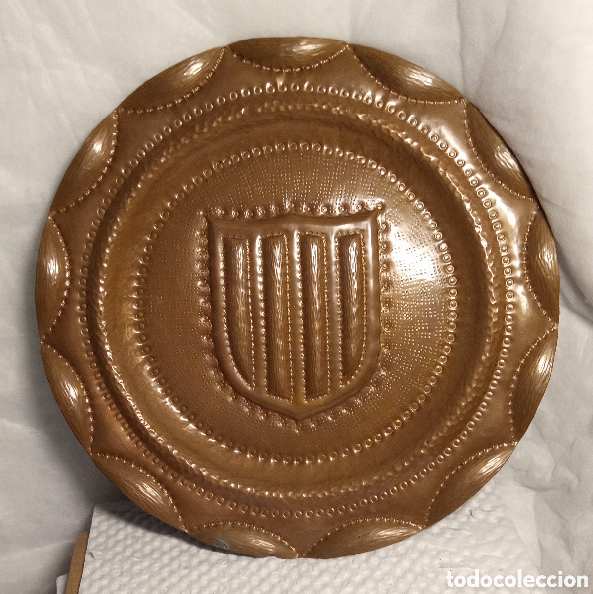 Antiguidades: plato antiguo para colgar - bandeja de lat&oacute;n escudo Catalu&ntilde;a &Oslash;39