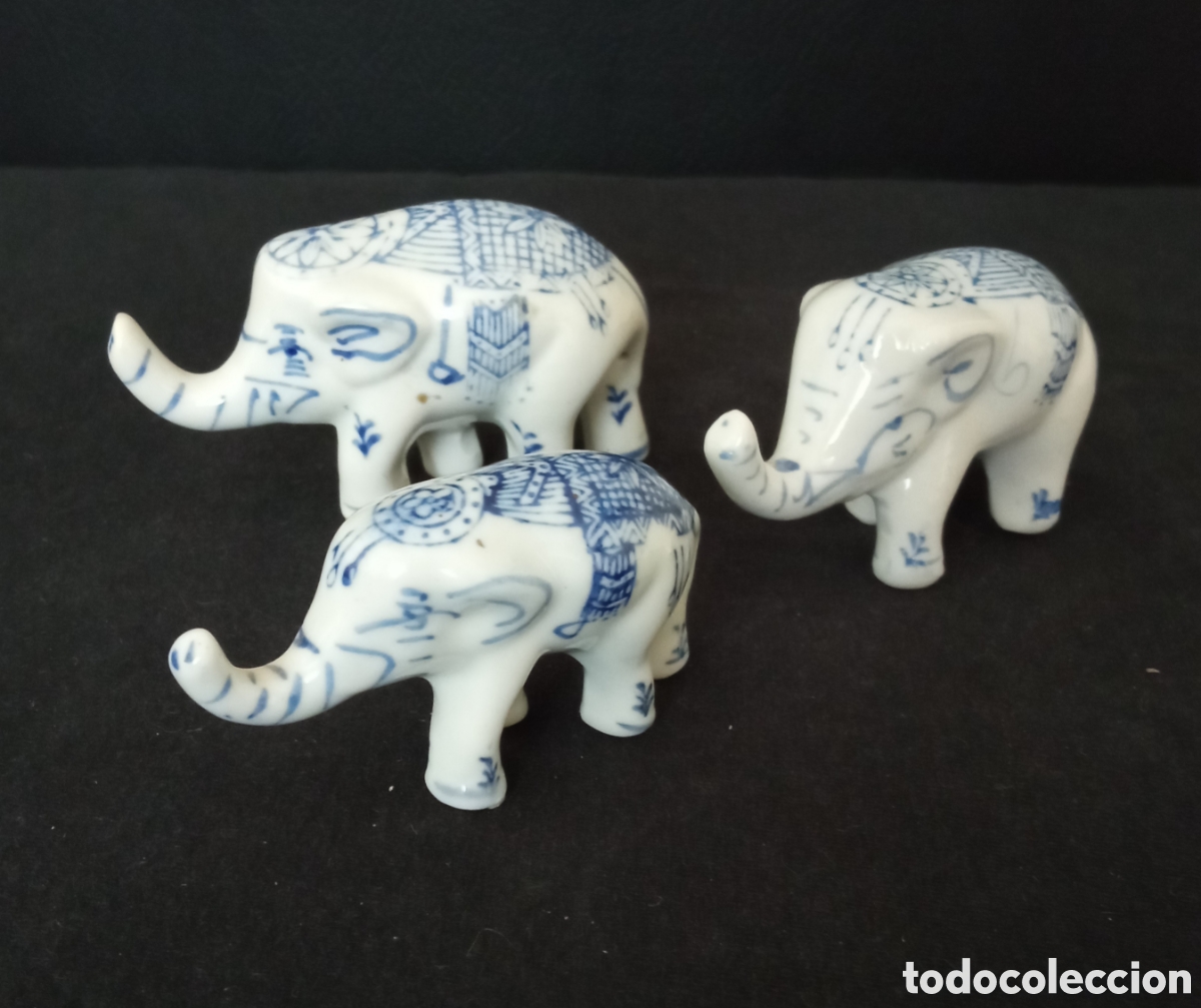 Antig&uuml;edades: JUEGO DE TRES ELEFANTES PORCELANA DE LA INDIA.