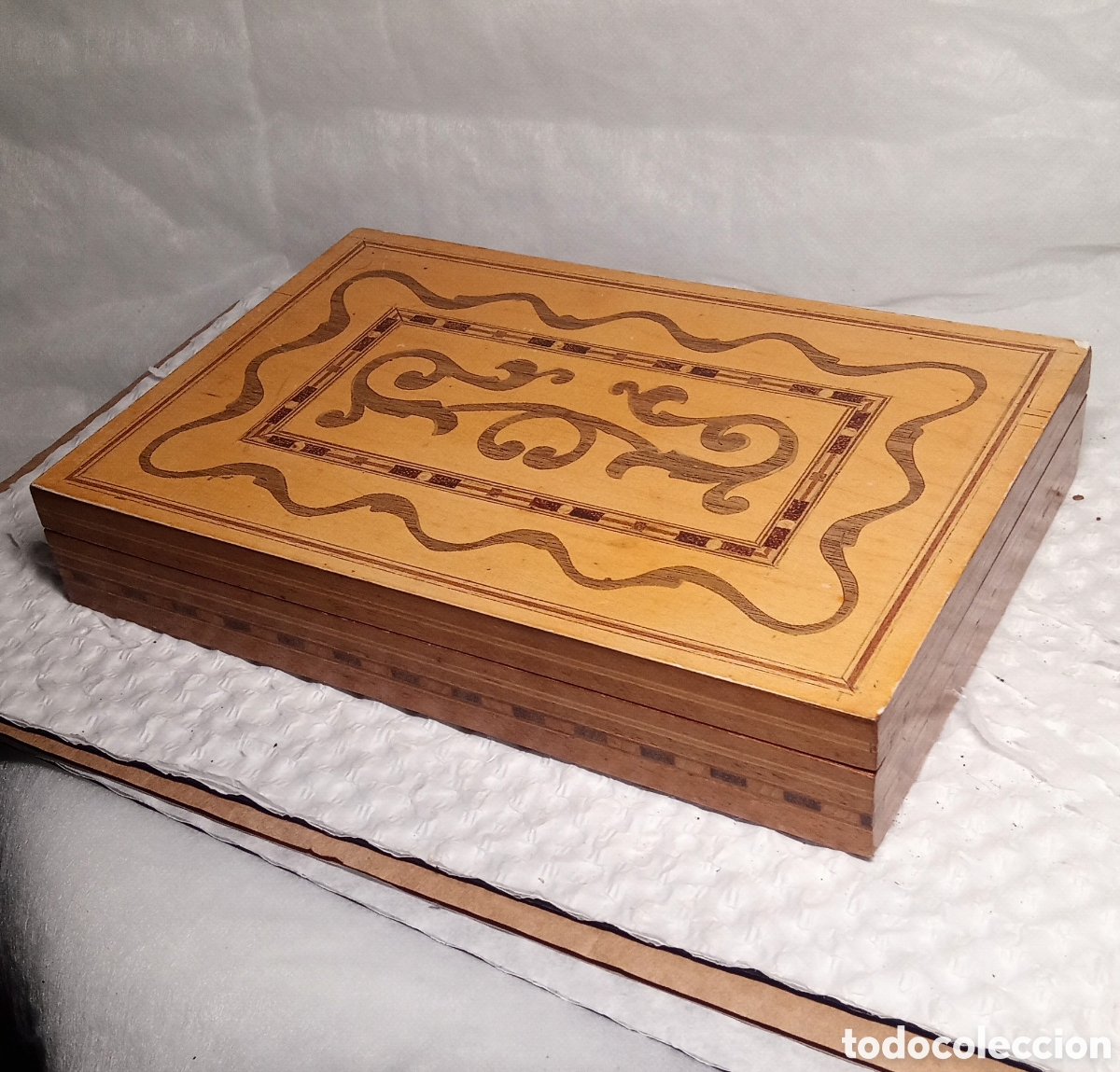 Antiques: antigua caja de madera lacada