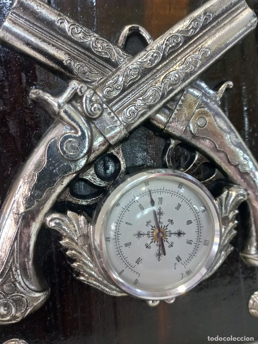 Antig&uuml;edades: TABLA (TERM&Oacute;METRO) dos pistolas - Foto 2