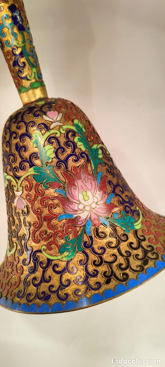 Oggetti Antichi: GRAN CAMPANA EN BRONCE Y ESMALTE CLOISONN&Eacute;. DINASTIA QING.ORNAMENTACI&Oacute;N EN RELIEVES.