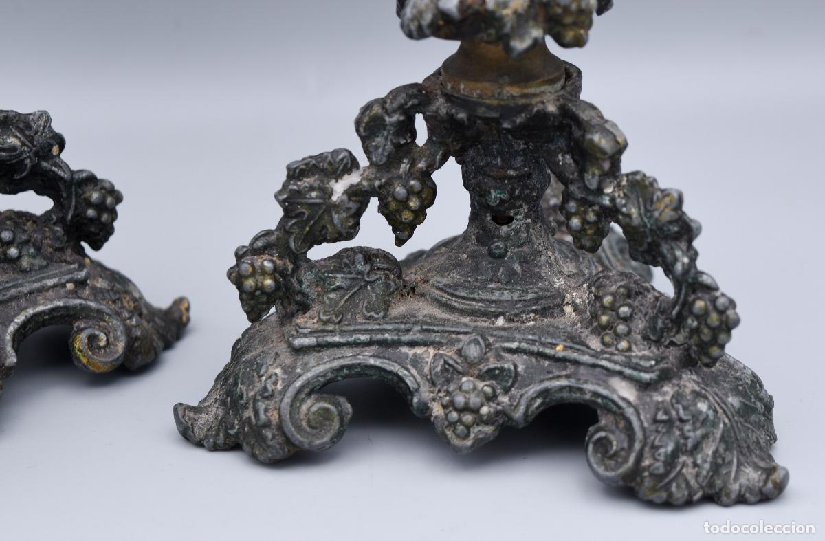 Antig&uuml;edades: Candeleros antiguos de bronce - Foto 6