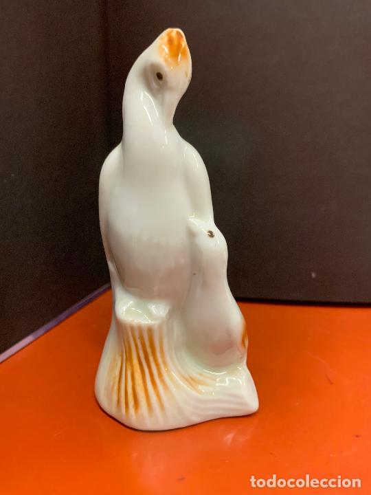 Antiquit&eacute;s: Encantadora pareja de pinguinos o aves en porcelana. Impecable. Unos 10cms alto