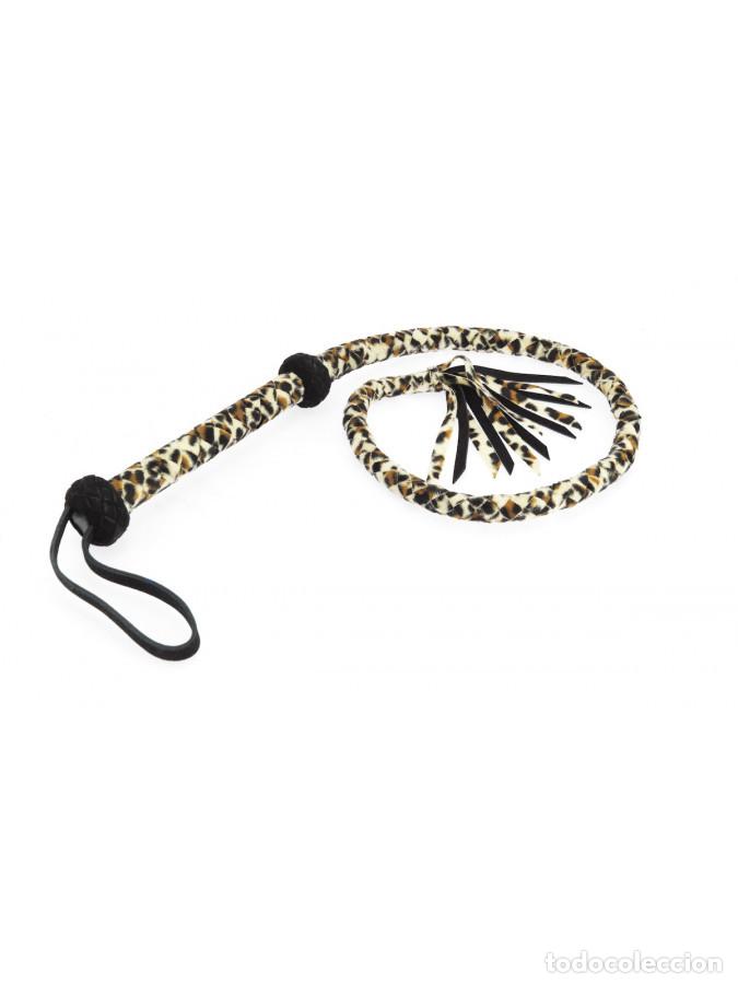 Antiquit&eacute;s: L&aacute;tigo de cuero sint&eacute;tico con estampado de leopardo y flecos - 110 cm