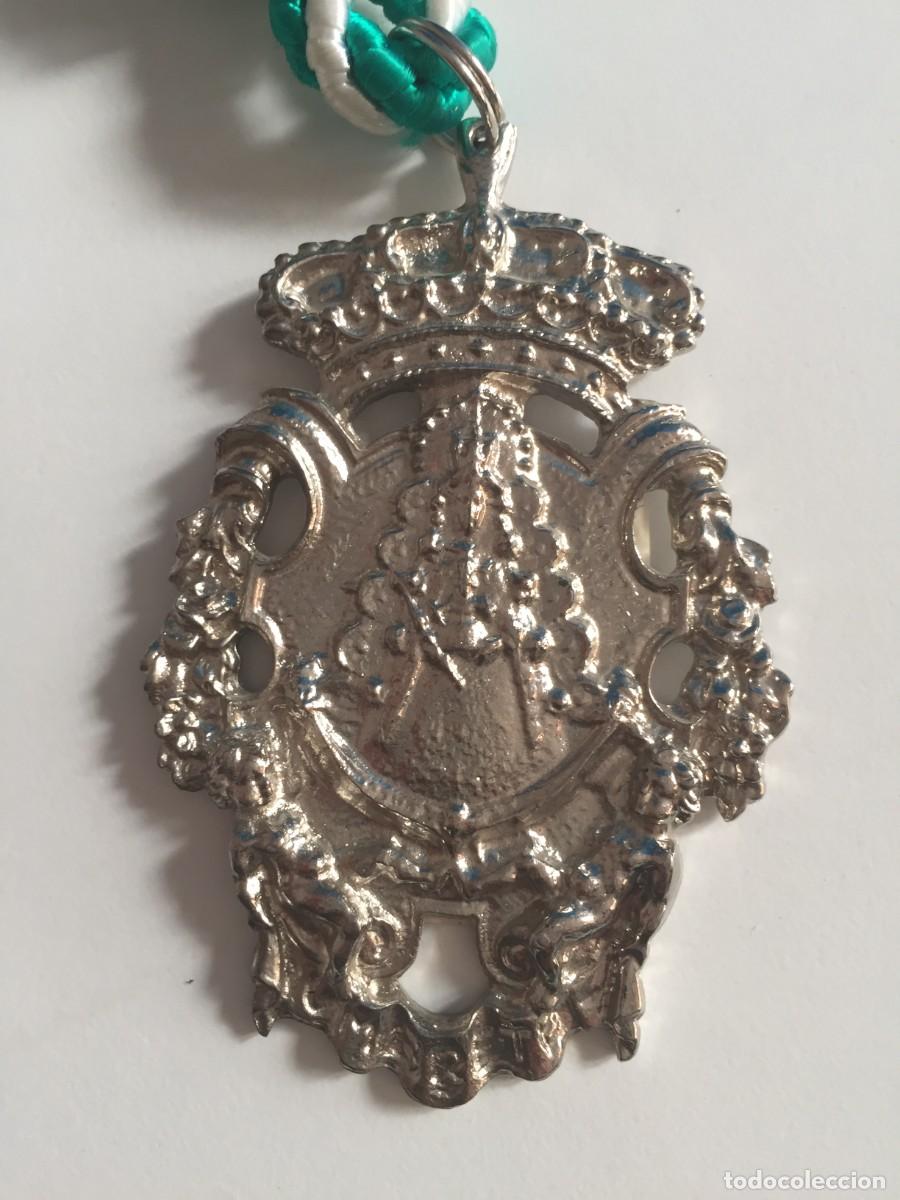 Antig&uuml;edades: MEDALLA CON CORD&Oacute;N DE LA HERMANDAD DEL ROCIO DE UMBRETE - Foto 1