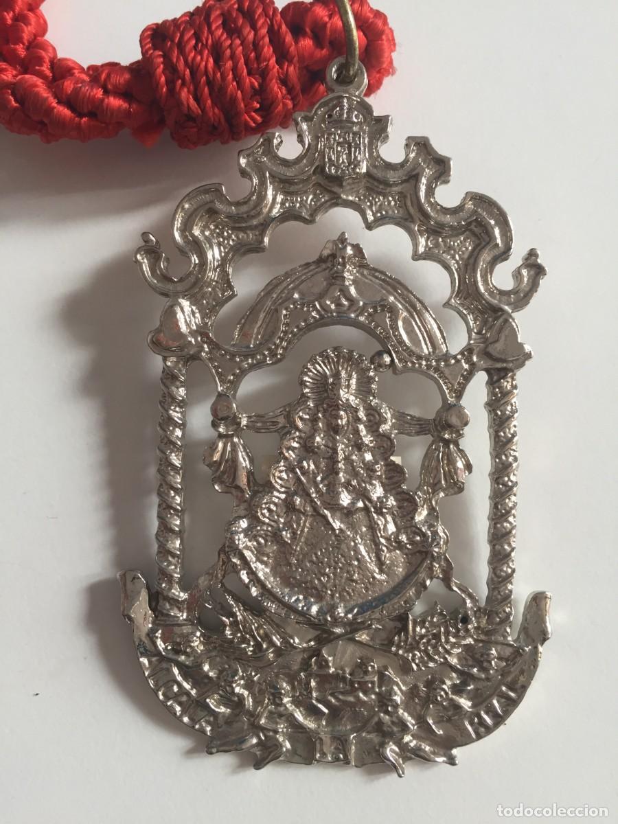 Antig&uuml;edades: MEDALLA CON CORD&Oacute;N DE LA HERMANDAD DEL ROCIO DE ALCAL&Aacute; LA REAL - Foto 1