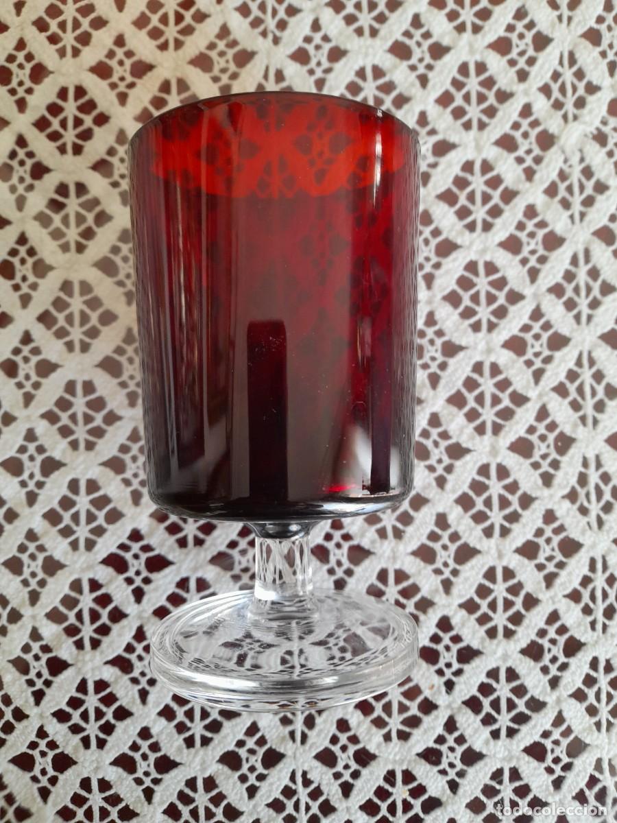 Antig&uuml;edades: Copa de cristal rojo y base transparente - Foto 1
