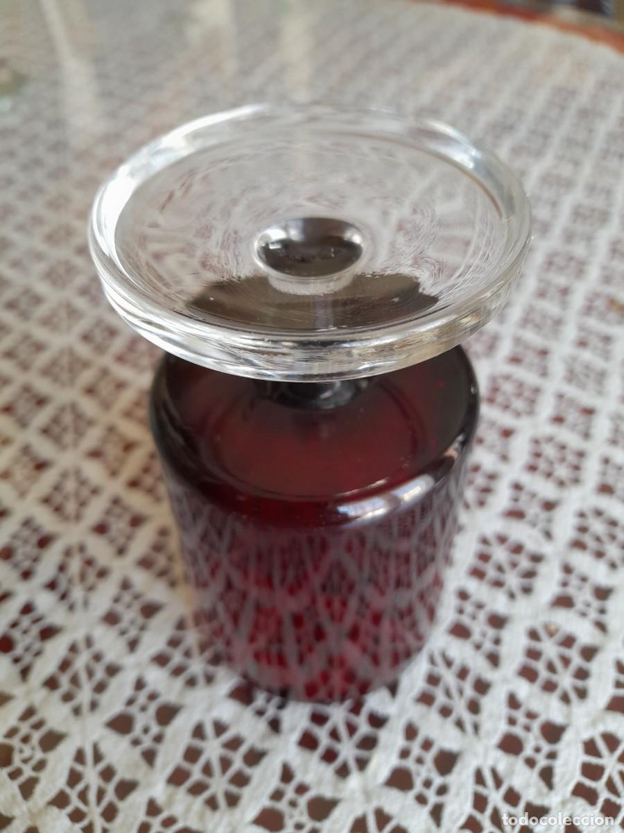Antig&uuml;edades: Copa de cristal rojo y base transparente - Foto 3