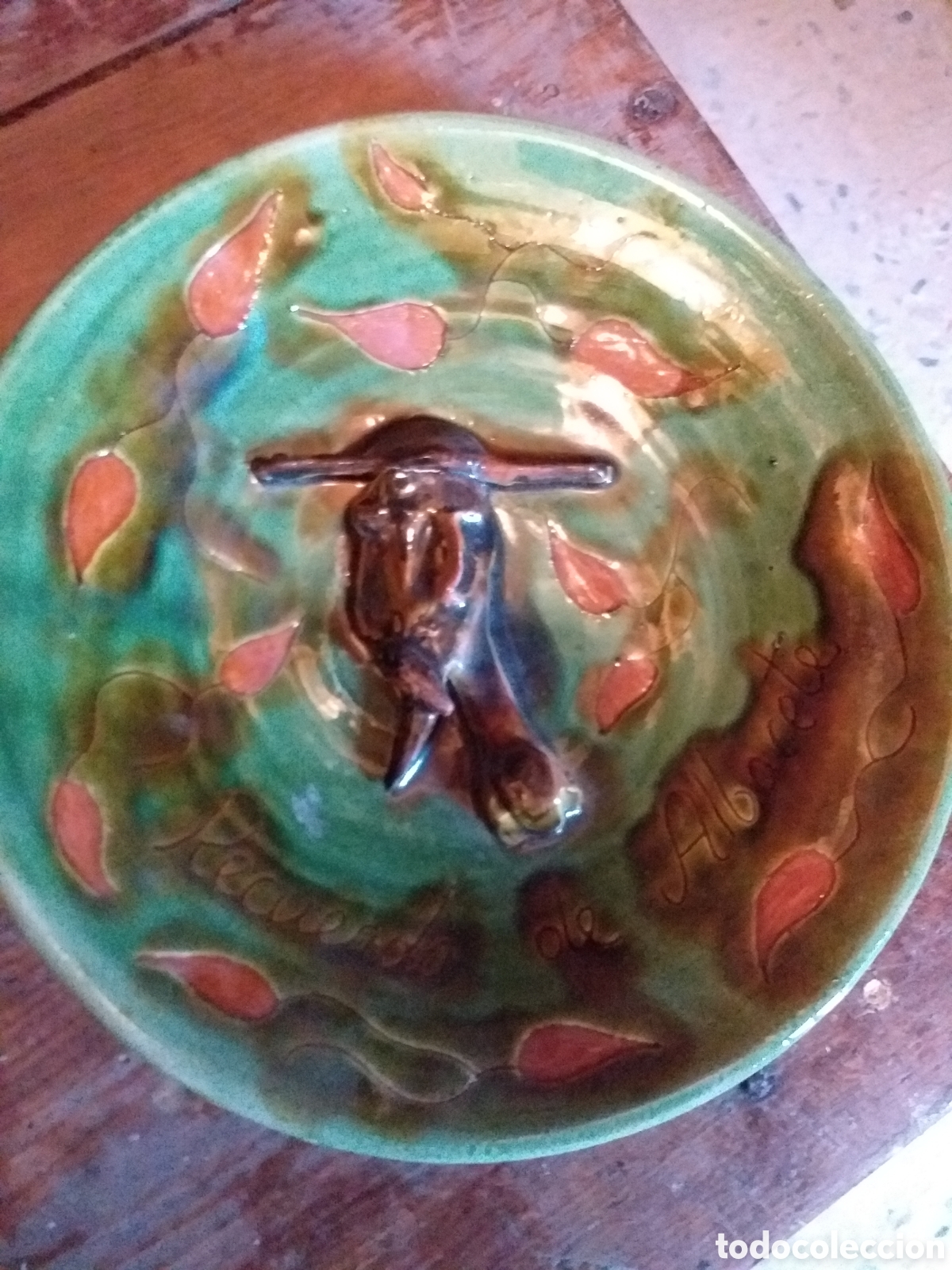 Antig&uuml;edades: Precioso Plato hondo cuenco de cer&aacute;mica con toro en relieve