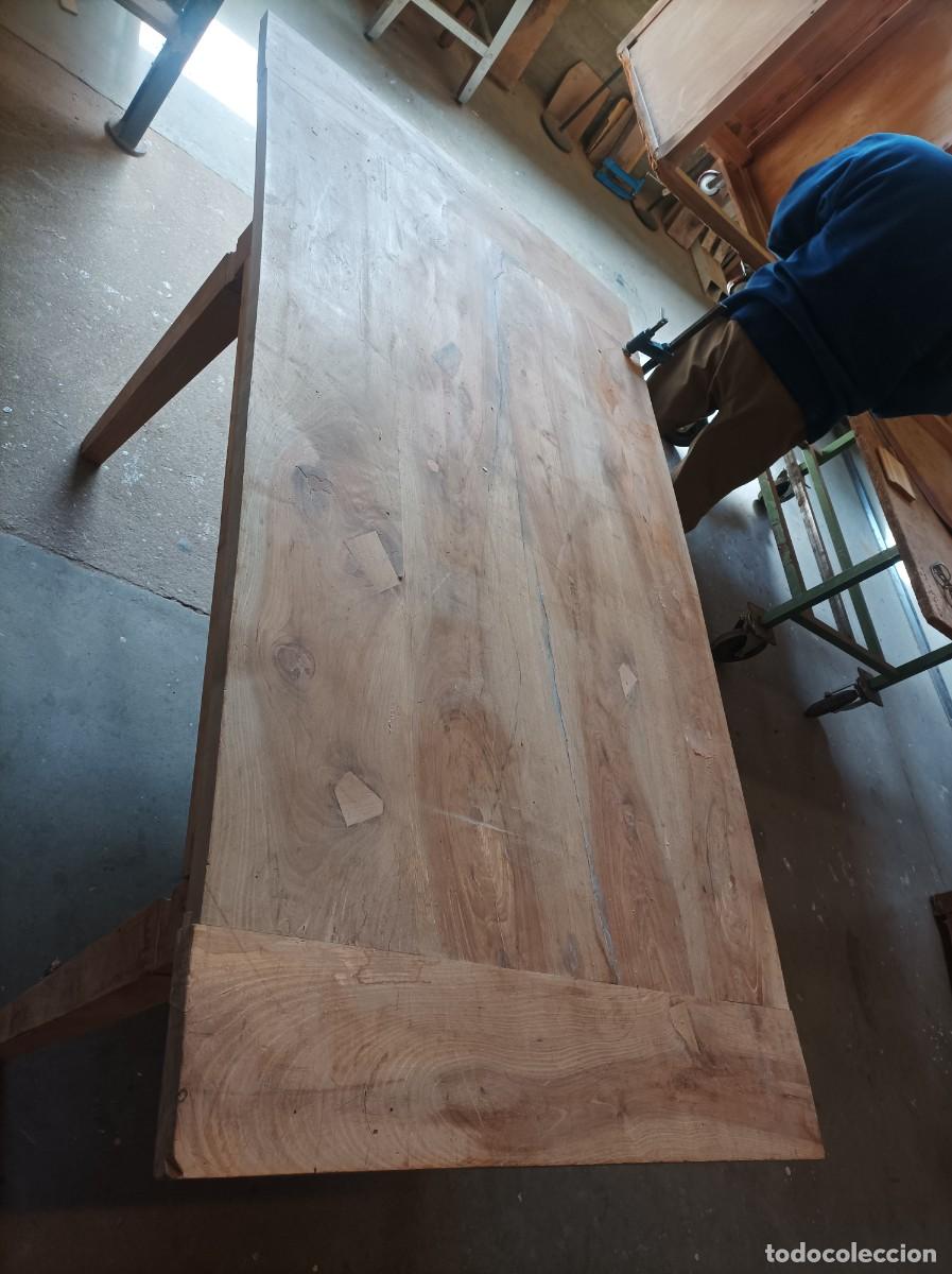 Antig&uuml;edades: Mesa de comedor en nogal natural - Foto 1