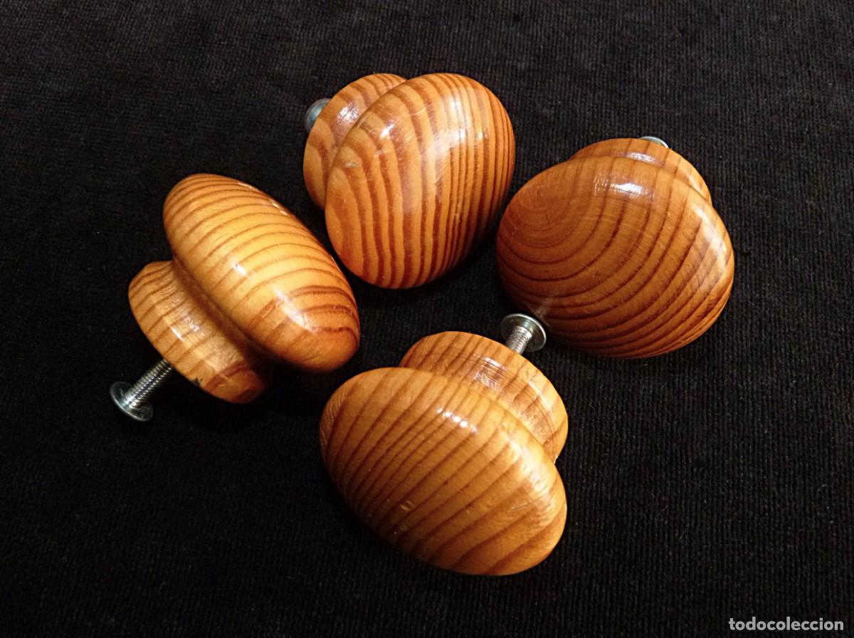 Antiquit&eacute;s: LOTE DE 4 GRANDES POMOS TIRADORES, DE MADERA PINO, COLOR MIEL. DI&Aacute;METRO 4,4 cm.