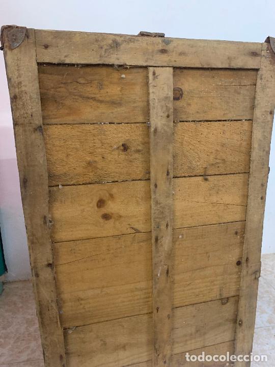 Antig&uuml;edades: Antiguo baul o arcon en madera. Mide 82x41x41cms - Foto 4