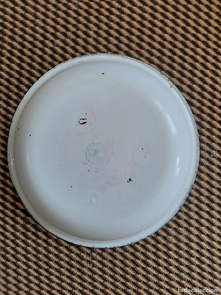 Antig&uuml;edades: Plato de chapa vidriada con flor - Foto 2