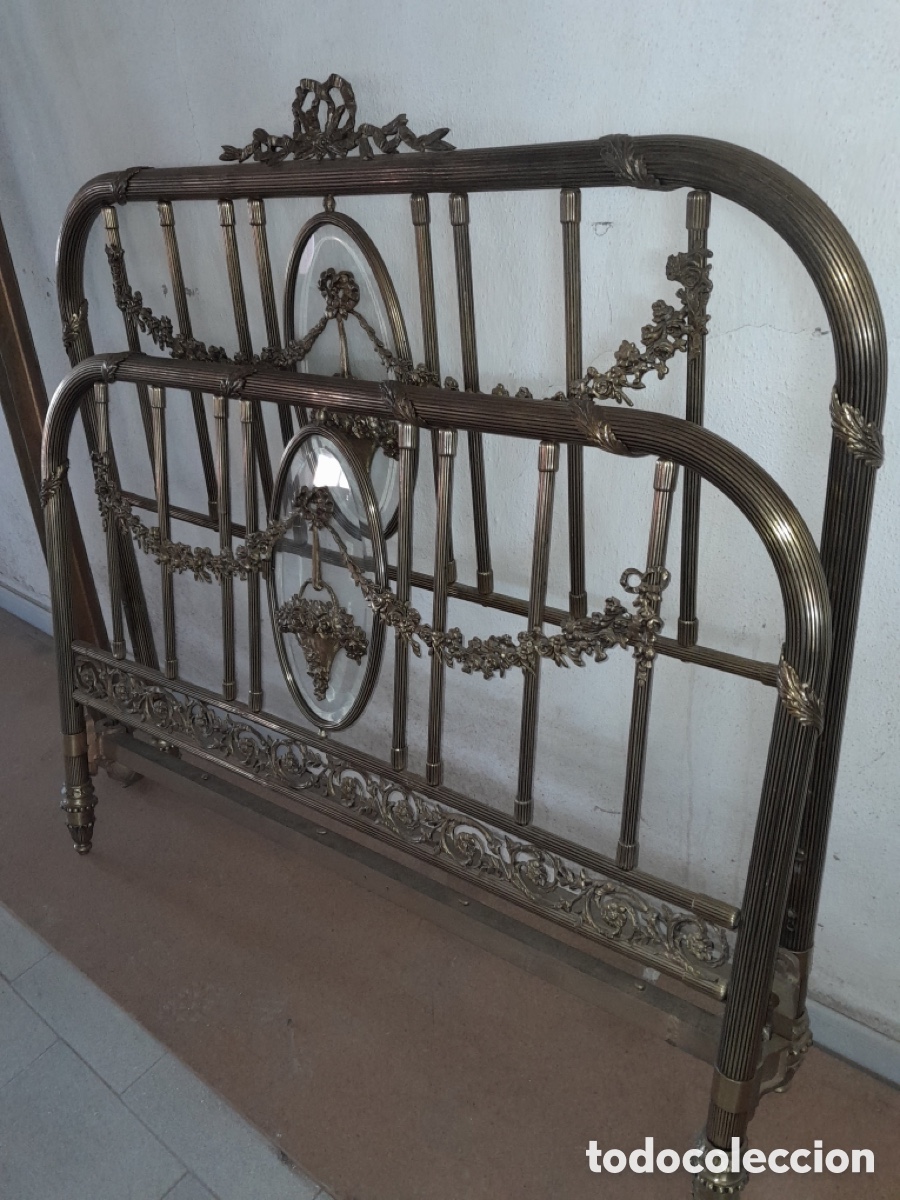 Antig&uuml;edades: Cama en bronce y cristal - Foto 2