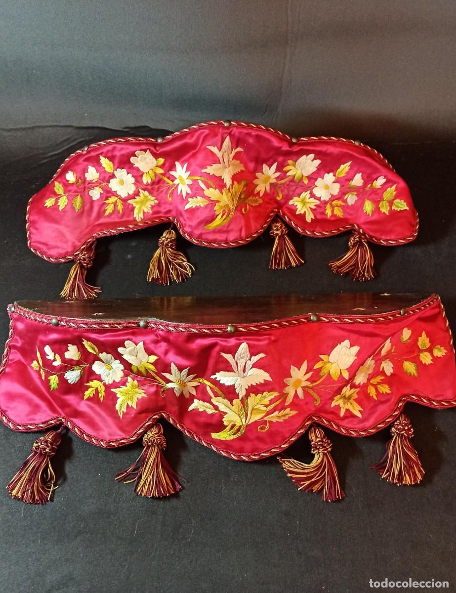 Antig&uuml;edades: Lote de 2 Baldas o Estantes con frontal bordado a mano muy antiguo.