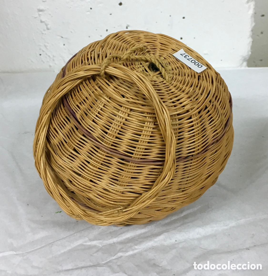 Antig&uuml;edades: Costurero. Fibra vegetal. A&ntilde;os 60.