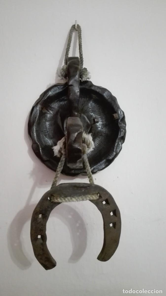 Antig&uuml;edades: PERCHA DE MADERA CON HERRADURA - Foto 1