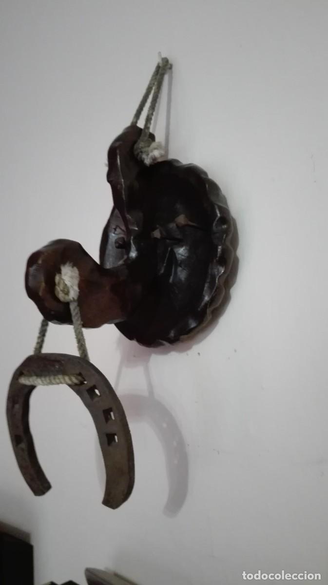 Antig&uuml;edades: PERCHA DE MADERA CON HERRADURA - Foto 2