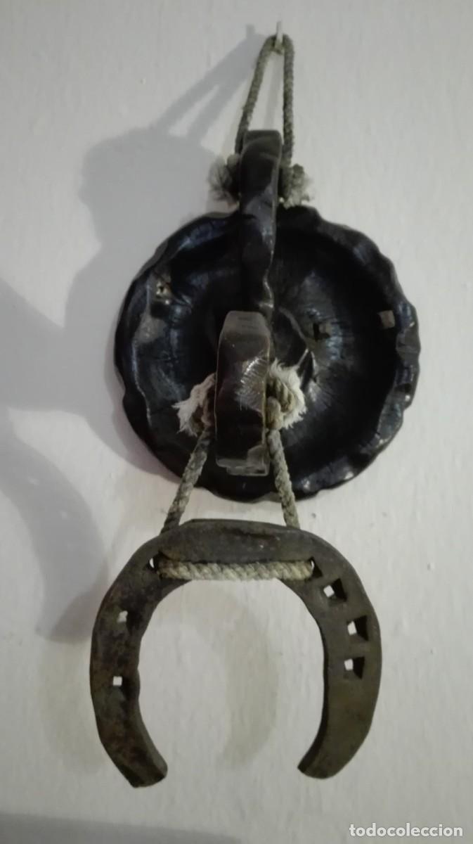 Antig&uuml;edades: PERCHA DE MADERA CON HERRADURA - Foto 3