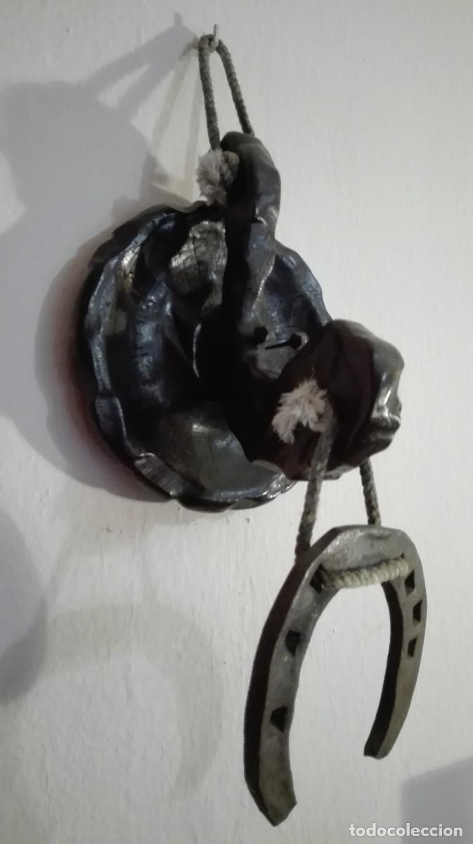 Antig&uuml;edades: PERCHA DE MADERA CON HERRADURA - Foto 4
