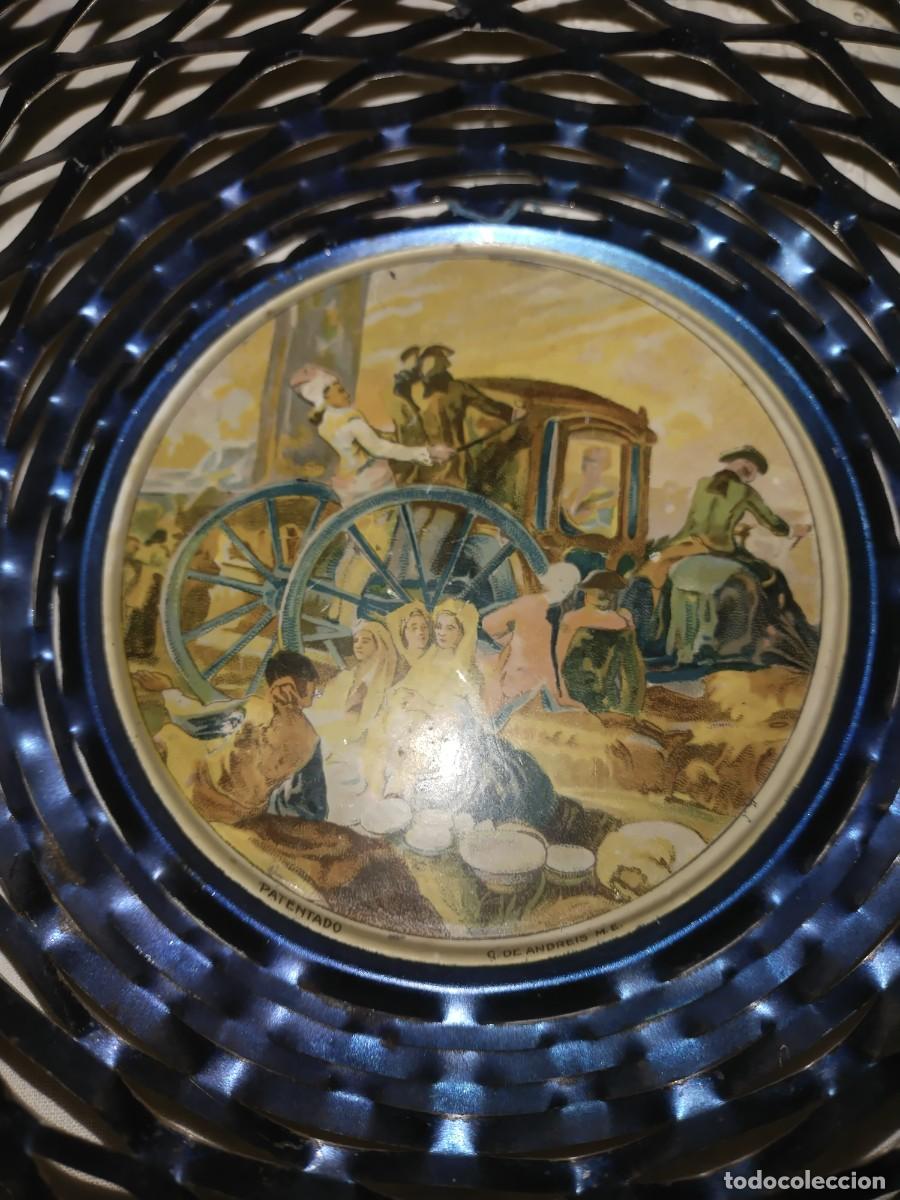 Antig&uuml;edades: Antigua bandeja de colgar - Foto 2