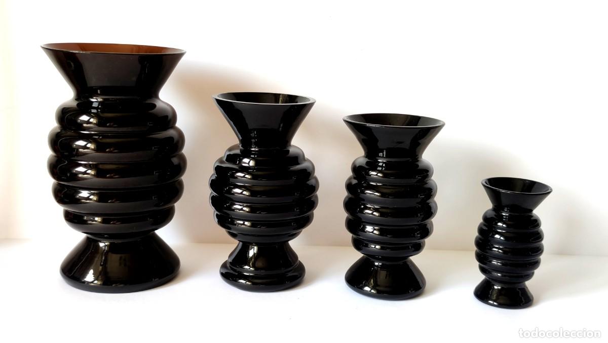Antig&uuml;edades: 4 jarrones de opalina negra - Foto 1