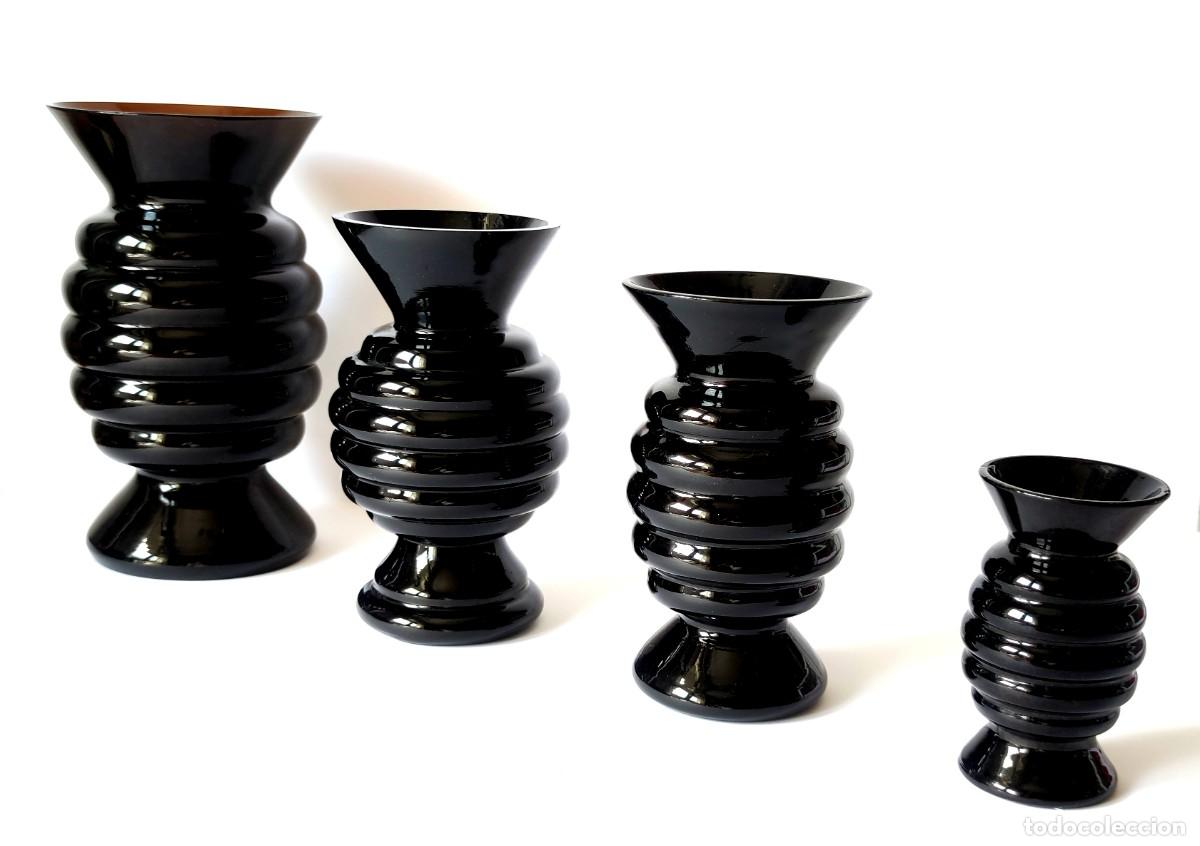 Antig&uuml;edades: 4 jarrones de opalina negra - Foto 2