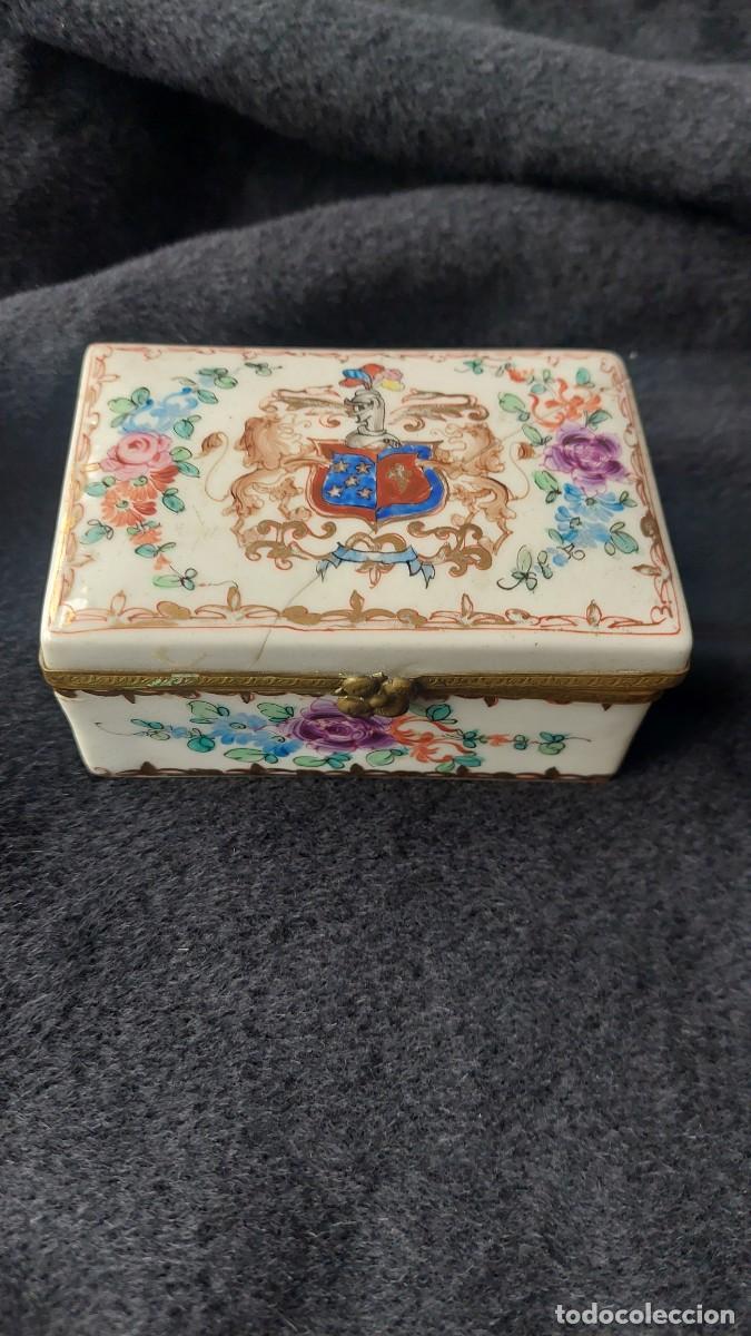 Antig&uuml;edades: Caja de porcelana decorada a mano - Foto 1