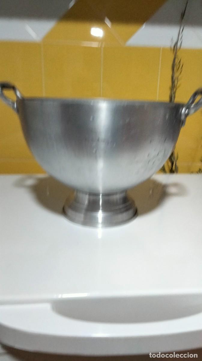 Antig&uuml;edades: Sopera antigua de aluminio - Foto 2