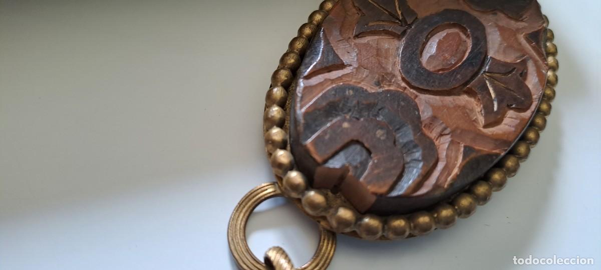 Antig&uuml;edades: Alamar de bronce y madera tallada - Foto 6