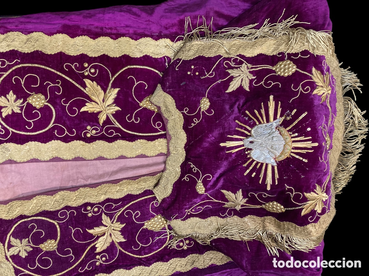 Antig&uuml;edades: Capa pluvial morada bordada - Foto 1